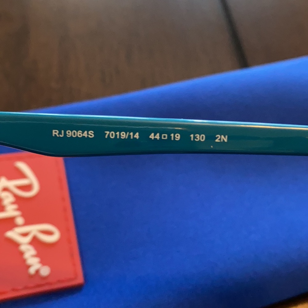 New Children’s Red and Blue Ray-Ban Sunglasses - Picture 4 of 6